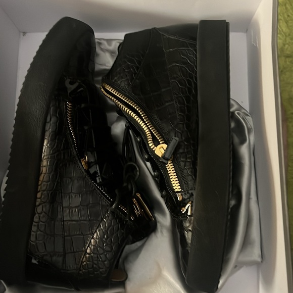 Giuseppe Zanotti sneakers ru70014 $795.00 price tag on the box - Picture 6 of 9